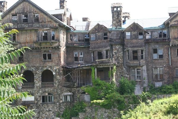 Collège Bennett, Halcyon Hall, Etats-Unis, Lieu hanté et insolite