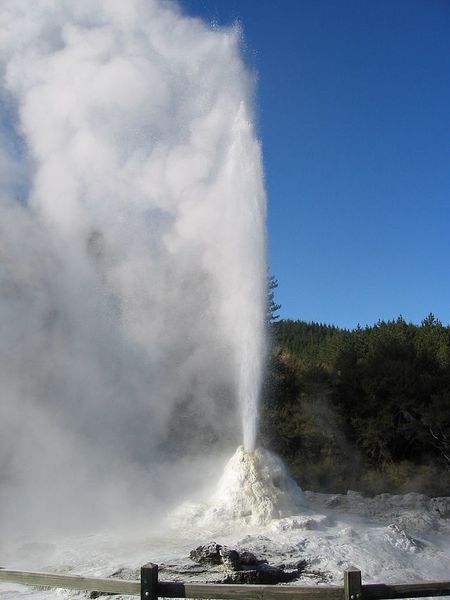 Waiotapu, Sources d'eau chaude colorées, "Champagne Pool", "Lady Knox Geyser", Nouvelle-Zélande