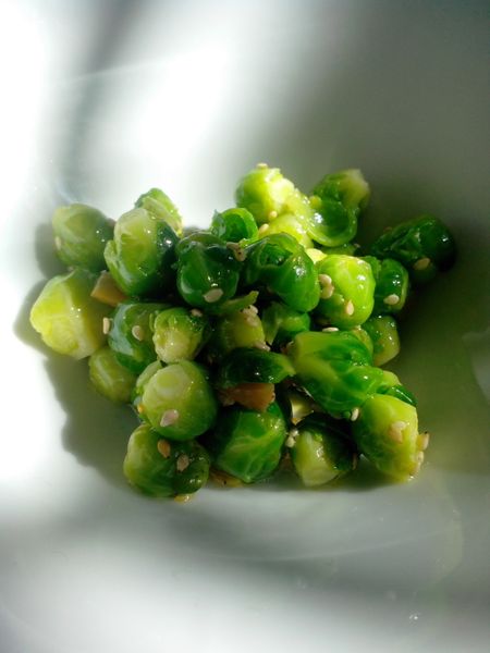 Salade de Mini Bruxelles au citron confit et sésame.