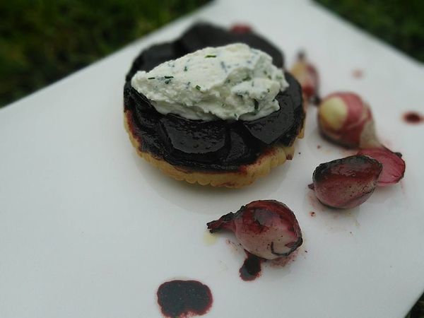 TATIN DE BETTERAVES ET SA QUENELLES CHEVRE/CIBOULETTE