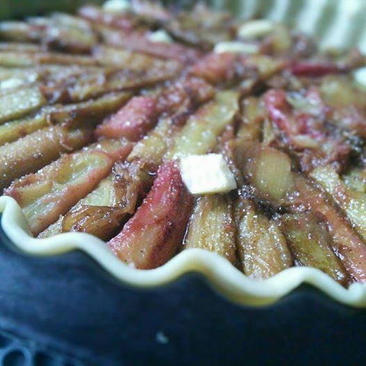 Tarte rhubarbe du jardin caramélisée