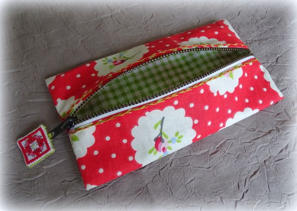 Trousse plate avec fermeture éclair brodée