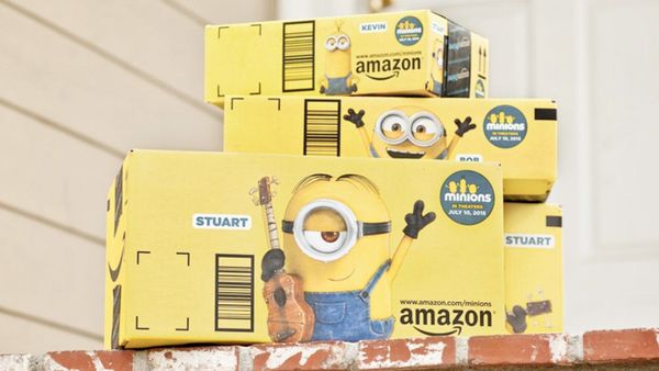 Amazon met en scène les minions sur ses mythiques cartons d'emballage.