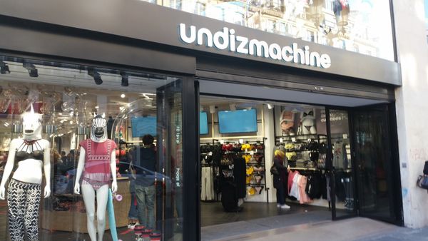 Vers un nouveau modèle de Shopping urbain connecté. Sephora Flash, Undiz Machine, Nespresso Cube, Best Buy Chloé….