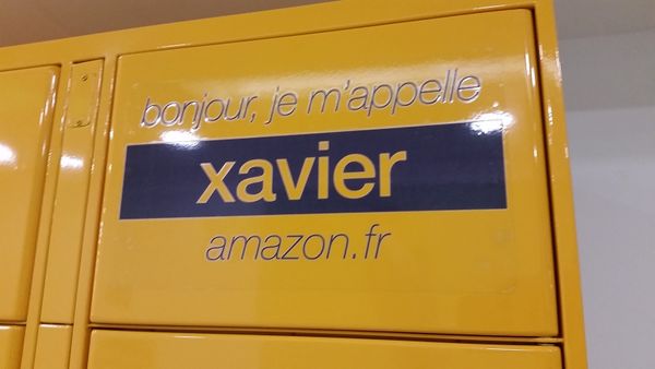 Amazon Lockers en France? J'ai testé pour vous Vélizy 2 et c'est ''Xavier'' qui m'a servi.