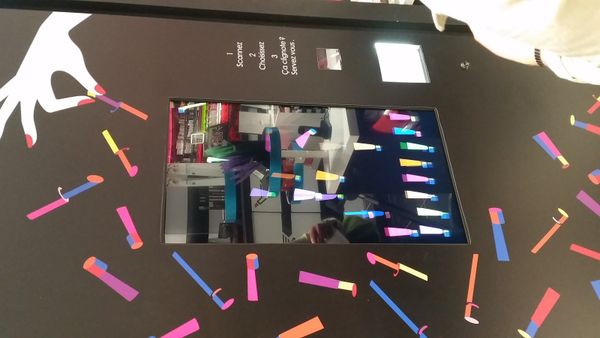 Les magasins Séphora continuent à s’étoffer en services … gift factory, digitalisation de l’échantillonnage et Apple pay.