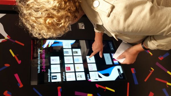 Les magasins Séphora continuent à s’étoffer en services … gift factory, digitalisation de l’échantillonnage et Apple pay.