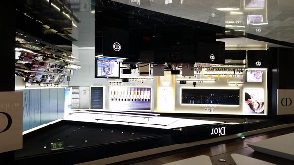 Christian Dior ouvre un ''atelier'' de services parfums et beauté à Parly 2.