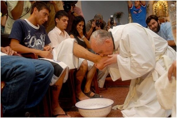 Le pape François, mercredi 30 avril : "Une communauté chrétienne doit être en paix, témoigner, et assister les pauvres"