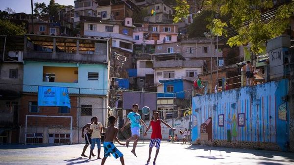 Une favela de Sao Paulo défie le futur champion du monde