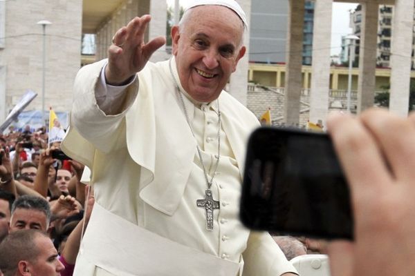 En Albanie, le pape dénonce la violence religieuse