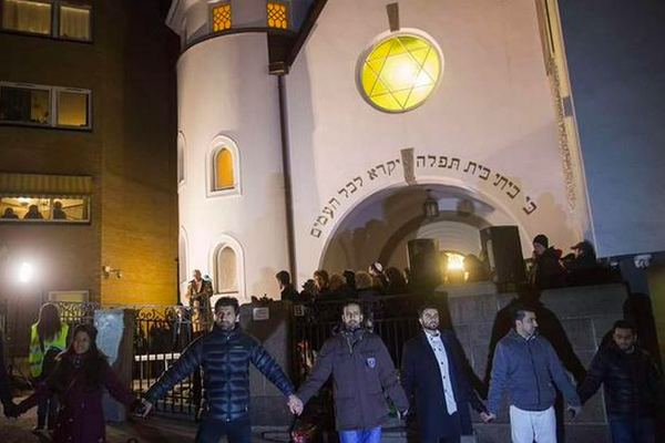 Quand des musulmans norvégiens protègent la synagogue d'Oslo