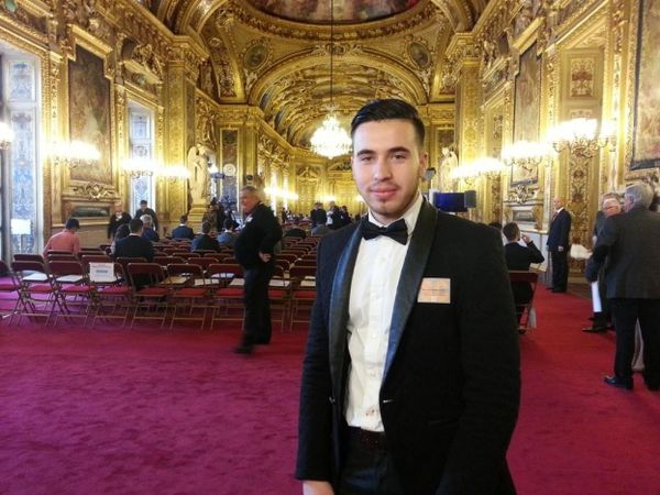 Un sans-papiers albanais désigné meilleur apprenti menuisier de France au Sénat