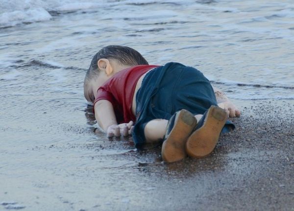 Crise des migrants: l'Europe, face à une photo qui va la hanter, reste divisée