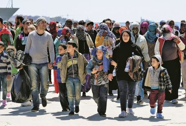 En Italie, des migrants déboussolés aident de vieux Siciliens