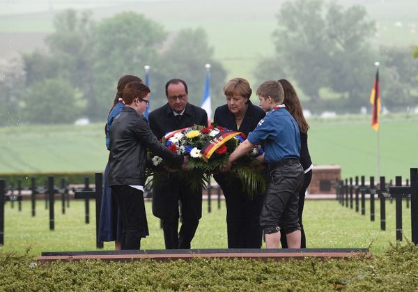 Hollande et Merkel appellent à protéger "la maison" Europe, en célébrant le centenaire de Verdun