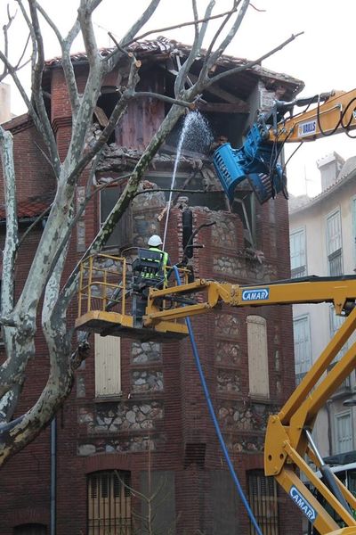 Perpignan:Ce matin des 6 heure, Jean-Marc Pujol a fait détruire le presbytère! par Nicolas Caudeville