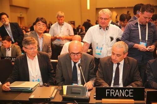 Souvenir du 17 juillet à Istanbul. Antoine Picon, président de la Fondation Le Corbusier, remercie le Comité du Patrimoine mondial pour l'inscription de l'Oeuvre de Le Corbusier. A sa gauche, Laurent Stefanini, ambassadeur de France auprès de l'UNESCO, à sa droite Olivier Poisson; derrière, debout, l'expert japonais Yoshiyuki Yamana, l'expert allemand Friedemann Gschwind, et l'expert belge Piet Geleyns; debout derrière eux, le président de l'association des Sites Le Corbusier, Benoît Cornu. – avec Yoshiyuki Yamana.