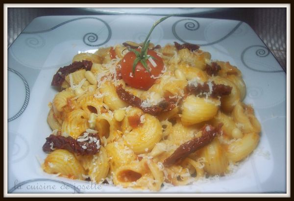 coudes au pesto rouge
