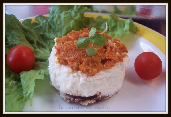 fromage de chèvre mousse a la purée de tomates sur pain d'épices
