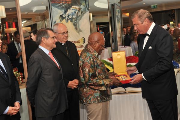 Monaco: Desmond Tutu Prix Nobel pour la Paix en 1984 décoré par S.A.R. le Prince Charles de Bourbon des Deux Siciles