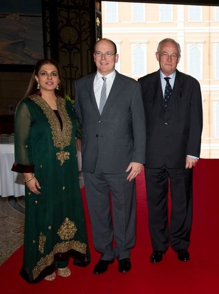 S.A.S. le prince Albert II entre Namira Salim et S.E. le Ministre d'Etat M. Michel ROGER