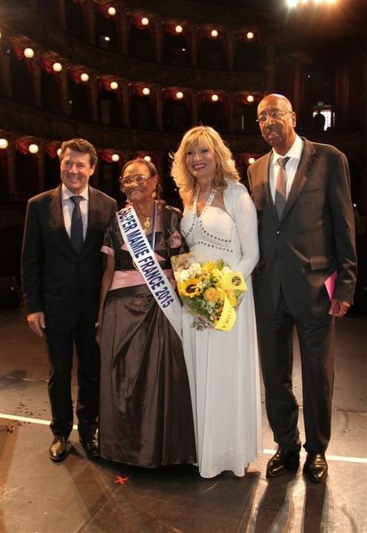 Autour de la gagnante,de gauche, - M. Christian Estrosi, Député-Maire de Nice, Fabienne Ollier, créatrice du concours, et M. Georges Patient, Sénateur Maire de Mana (Guyanne)