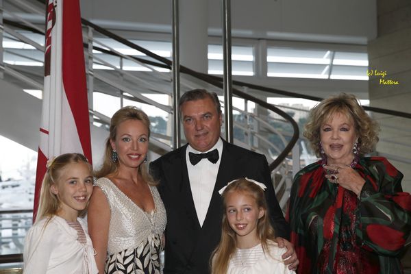 I discendenti della Casa Reale Borbone: LLAARR Carlo e Camilla di Borbone Due Sicilie Duchi di Castro con le principessine Maria Carolina e Maria Chiara e donna Edy Vessel Crociani, madre della principessa Camilla.