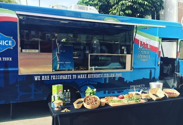 EMANUELE FILIBERTO DI SAVOIA CREA IL BUS CON PRODOTTI GASTRONOMICI ITALIANI PER LE STRADE DI LOS ANGELES