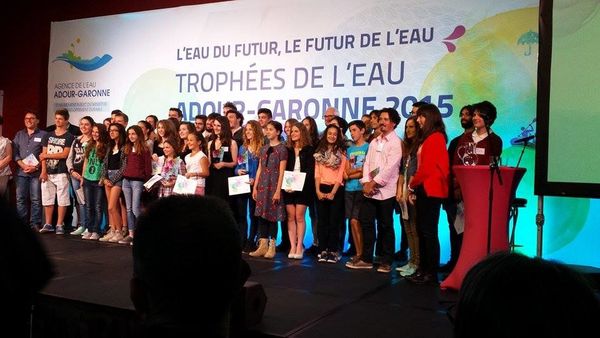 Photo de famille de l'ensemble des lauréats, en compagnie du jury