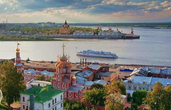 Au confluent de la Volga et de l'Oka : magnifique Nijni, la ville de Maxime Gorki .
