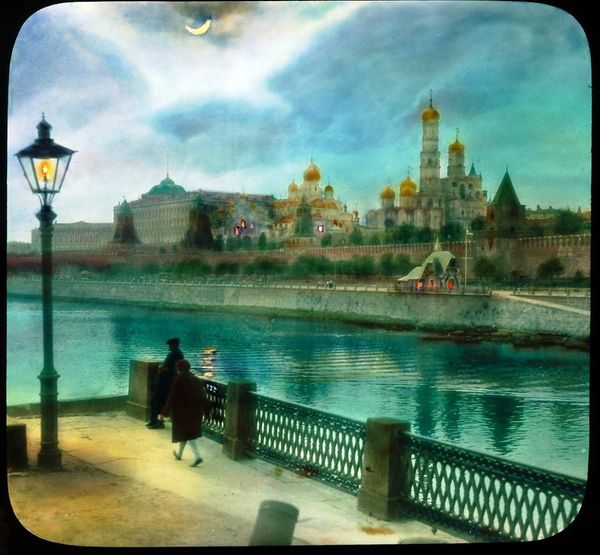 Passez le texte russe et vous arriverez sur ces superbes photos du Kremlin, vu du Kammennyi most.