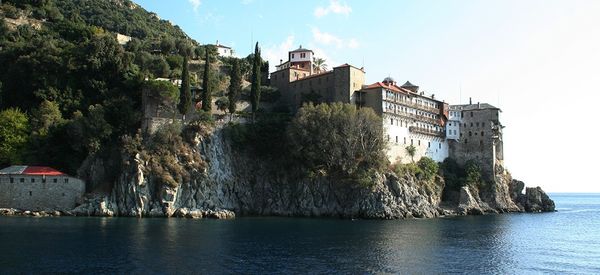 Le mont Athos, un des rares lieux de la planète, peut-être le seul, interdit aux femmes... où je n'irai donc pas! photo Reuters.