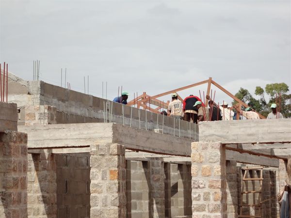 Pose de la charpente sur les pavillons d'hospitalisation