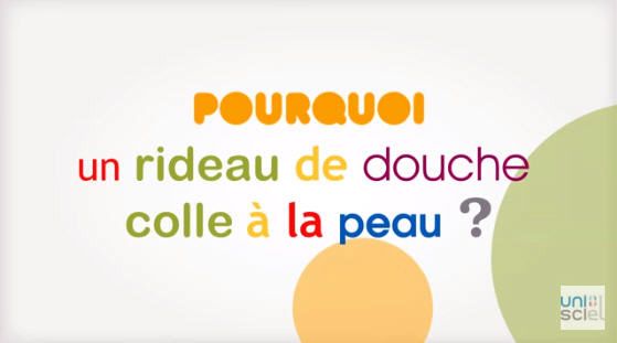 Pourquoi le rideau de douche colle à la peau ?