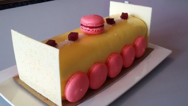 Bûche mousse coco insert damier crémeux passion-fruits rouge