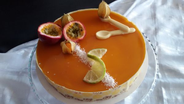 Entremet aux fruits de la passion, croustillant coco sur dacquoise au citron vert