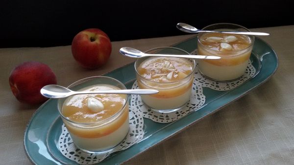Panna cotta vanillé à la compotée de pêche et amandes croquantes