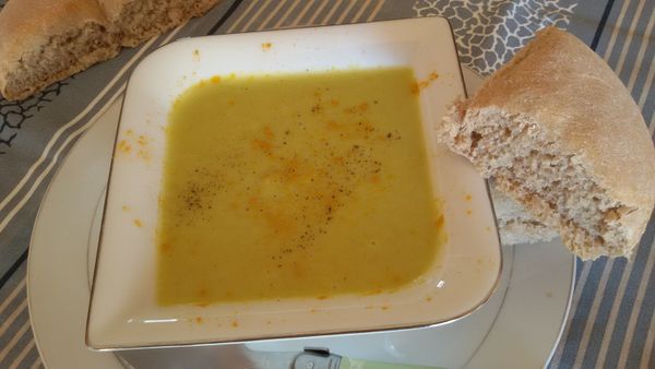 Soupe aux poireaux, pommes de terre et vache qui rit
