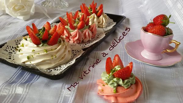 Nids meringués à la crème pistache et fraises