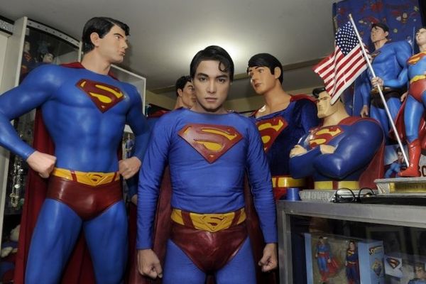Fan de Superman, il se fait opérer 19 fois pour lui ressembler