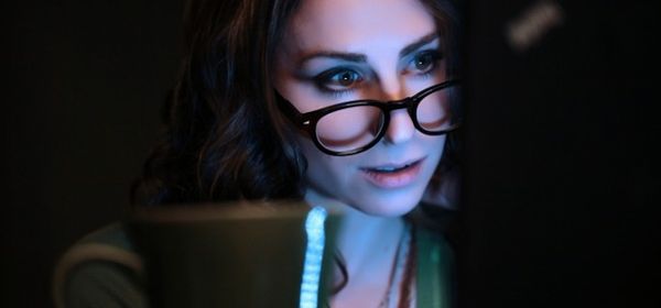 Ivre, elle lit l’intégralité des conditions d’utilisation d’iTunes