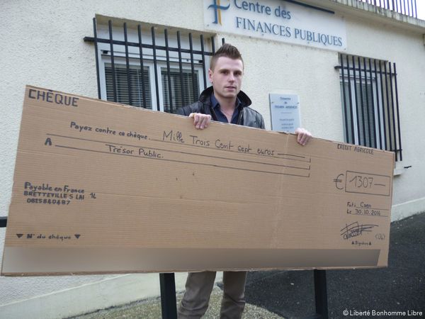 Un chèque en carton géant pour payer ses impôts en Normandie