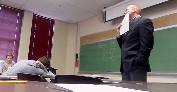 Ce professeur va regretter d'avoir obligé à son élève de répondre au téléphone devant toute la classe !