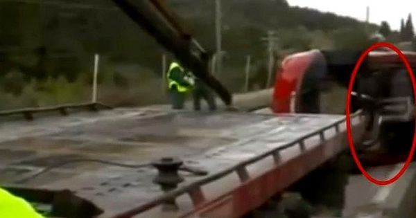 Après avoir filmé la scène d'un accident mortel, il voit une âme apparaître dans la vidéo !