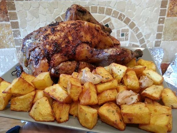 pintade fermière aux épices et aromates avec ses pommes de terre à l'ail et origan