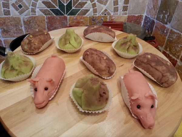 les gâteaux en pâte d'amande pommes de terre, petits cochons et figues