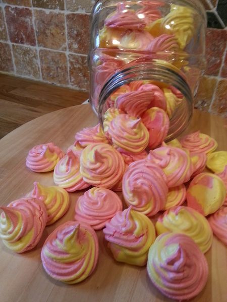 les meringues bicolores à la fraise et au citron