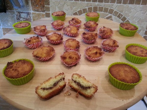 les petites bouchées à la noix de coco avec un cœur de chocolat au lait noisette, éclats de caramel beurre salé