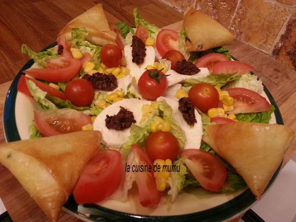salade avec des samoussas aux chèvre , mozzarella accompagnée de tapenade